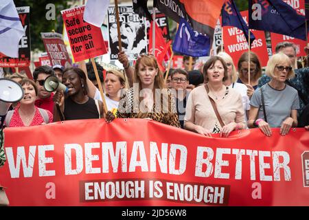 Londres, Royaume-Uni. 18th juin 2022. Angela Rayner, Chancelière de l'ombre du Duché de Lancaster, se joint à la marche. Des milliers de personnes descendent dans la rue pour une manifestation nationale. Avec l'inflation qui s'échappe de tout contrôle, le Conseil de l'Union des métiers a organisé la manifestation pour sensibiliser la population à la crise du coût de la vie. Credit: Andy Barton/Alay Live News Banque D'Images