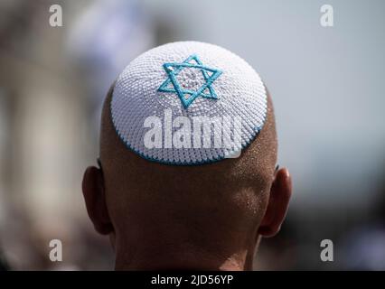 Kassel, Allemagne. 18th juin 2022. Un participant avec un kippa se tient devant le rururuhaus lors d'une manifestation contre les tendances antisémites de documenta quinze. L'exposition d'art se déroule de 18,06. À 25.09.2022. Crédit : Boris Roessler/dpa/Alay Live News Banque D'Images