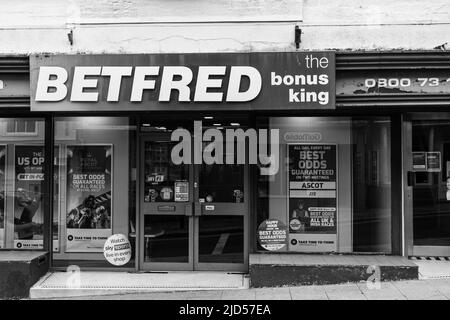 Points de vente au détail (Betfred) à Meneage Street, Helston, Cornwall, Angleterre Banque D'Images