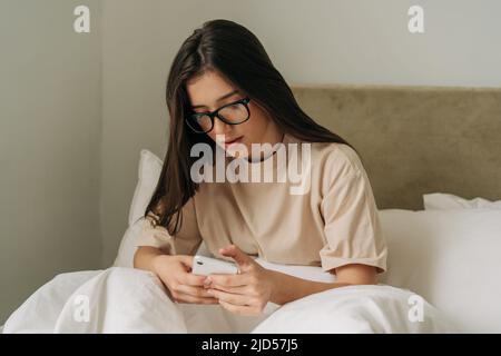 Une belle jeune femme brune qui s'est réveillée le matin Banque D'Images