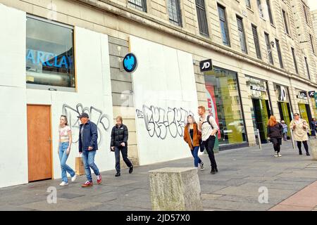 Glasgow, Écosse, Royaume-Uni 18th juin 2022. L'attaque climatique de Barclays Bank à Aberdeen et glasgow a vu la succursale de Glasgow rester fermée et s'est arrangée beaucoup à l'ennui des habitants de la région qui ont utilisé cette succursale très occupée, l'une des plus grandes d'écosse. Des graffitis sont apparus sur les pots des usines appartenant au conseil, dans les branches de la rue Argyle et du style Mile of scotland, buchanan Street, ajoutant aux grelements dégoûtants et aux tentatives d'art dégoûtées qui ciblatent les bâtiments et les installations de la ville. Crédit Gerard Ferry/Alay Live News Banque D'Images