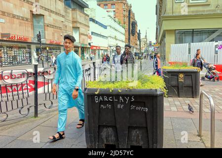 Glasgow, Écosse, Royaume-Uni 18th juin 2022. L'attaque climatique de Barclays Bank à Aberdeen et glasgow a vu la succursale de Glasgow rester fermée et s'est arrangée beaucoup à l'ennui des habitants de la région qui ont utilisé cette succursale très occupée, l'une des plus grandes d'écosse. Des graffitis sont apparus sur les pots des usines appartenant au conseil, dans les branches de la rue Argyle et du style Mile of scotland, buchanan Street, ajoutant aux grelements dégoûtants et aux tentatives d'art dégoûtées qui ciblatent les bâtiments et les installations de la ville. Crédit Gerard Ferry/Alay Live News Banque D'Images