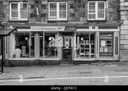 Points de vente au détail (Cornwall Air Ambulance) à Coinagehall Street, Helston, Cornwall, Angleterre Banque D'Images