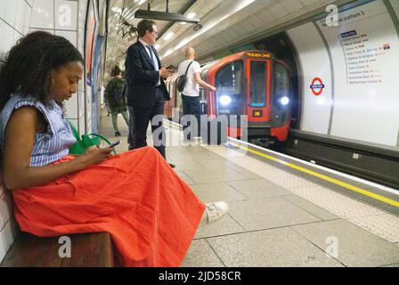 Londres, Royaume-Uni, 17 juin 2022 : passagers de métro le jour le plus chaud de l'année jusqu'à présent, avec des températures à Kew et Heathrow atteignant 32,4 centigrades. Anna Watson/Alamy Banque D'Images