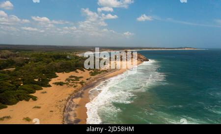 Vue sur la mer avec plage de sable tropical et océan bleu. Peanut Farm Beach. Sri Lanka. Banque D'Images
