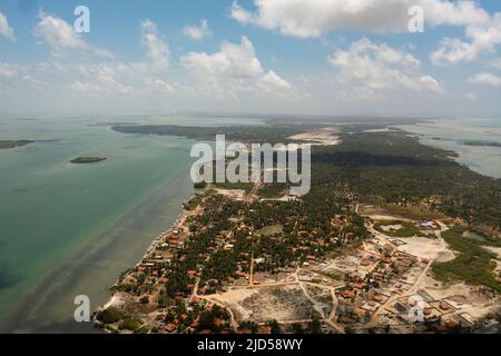 Vue aérienne de la côte de la péninsule de Kalpitiya avec des palmiers Sri Lanka. Banque D'Images