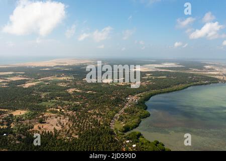 Vue de dessus de la côte de la péninsule de Kalpitiya avec des palmiers Sri Lanka. Banque D'Images