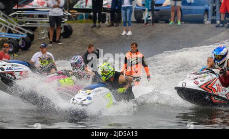 IJSBA EUROPE, COURSE de JET SKI 2021, à Mons, Belgique. Allons à la course. La concurrence prend des virages à grande vitesse, ce qui crée beaucoup de pulvérisation. Banque D'Images