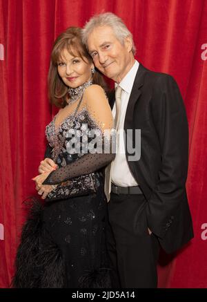 LONDRES, ROYAUME-UNI. 11th juin 2022. Stephanie Beacham et son mari Bernie arrivent pour le bain The Hackney Empire à Londres, en Angleterre, lors des British SOAP Awards 2022. CRÉDIT: S.A.M./ALAY Banque D'Images