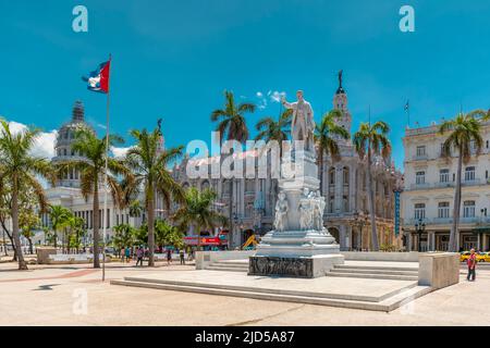 Parque Central avec une statue de José Marti, un drapeau cubain et le Capitolio et le Gran Teatro de la Habana en arrière-plan Banque D'Images