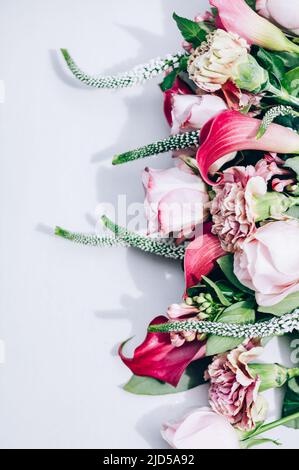 Bouquet de roses et de nénuphars de cala Banque D'Images