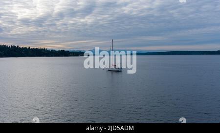 Un seul voilier sur le Puget Sound à Nisqually Reach dans l'État de Washington Banque D'Images