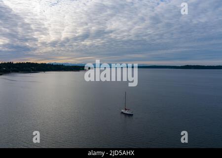 Un seul voilier sur le Puget Sound à Nisqually Reach dans l'État de Washington Banque D'Images