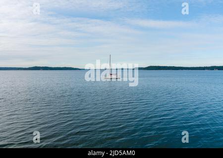 Un seul voilier sur le Puget Sound à Nisqually Reach dans l'État de Washington Banque D'Images