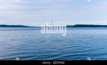 Un seul voilier sur le Puget Sound à Nisqually Reach dans l'État de Washington Banque D'Images