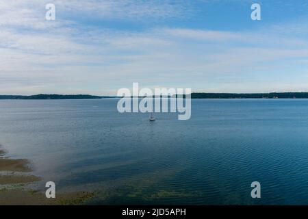 Un seul voilier sur le Puget Sound à Nisqually Reach dans l'État de Washington Banque D'Images