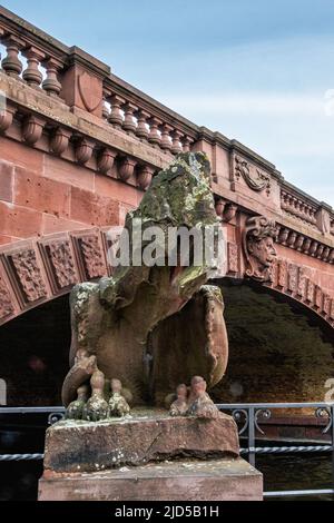 Moltkebrücke, pont Moltke. Pont en grès rouge sur la rivière Spree avec sculptures et détails sculpturaux de Griffin endommagés, Mitte-Berlin, Allemagne Banque D'Images