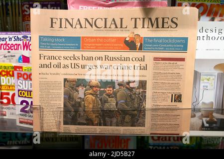 "La France cherche à interdire le charbon et le pétrole russes alors que les Etats-Unis demandent un procès pour crimes de guerre" FT Financial Times titre première page 5 avril 2022 Londres UK Banque D'Images