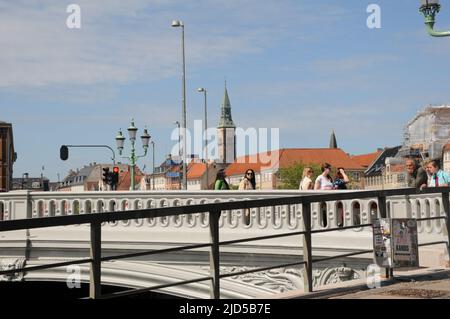 Copenhague /Danemark/18 juin 2022/touristes au pont hojbro à Copenhague Danemark. (Photo..Francis Joseph Dean/Deanimages). Banque D'Images
