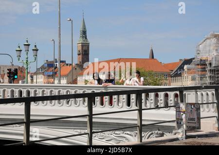 Copenhague /Danemark/18 juin 2022/touristes au pont hojbro à Copenhague Danemark. (Photo..Francis Joseph Dean/Deanimages). Banque D'Images