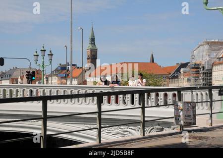 Copenhague /Danemark/18 juin 2022/touristes au pont hojbro à Copenhague Danemark. (Photo..Francis Joseph Dean/Deanimages). Banque D'Images