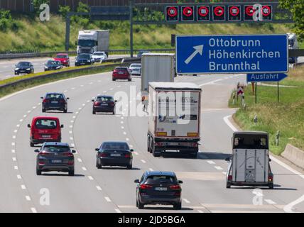 Munich, Allemagne. 18th juin 2022. Les voitures et les camions se déplacent sur l'autoroute A99 près de Munich en circulation à la fin des vacances Whitsun en Bavière. Credit: Peter Kneffel/dpa/Alay Live News Banque D'Images