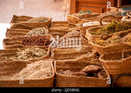 Épices et herbes dans des paniers tissés dans un marché de rue à Marrakech, Maroc. Banque D'Images