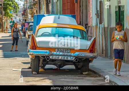 Voiture jaune et blanche d'époque à capot ouvert garée dans une rue de la vieille Havane, Cuba Banque D'Images