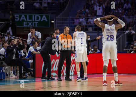 Madrid, Espagne. 17th juin 2022. Joueurs du Real Madrid pendant la Ligue Endesa Playoff 2022 finales jeu 3 entre le Real Madrid et le FC Barcelone célébré au Centre Wizink de Madrid (Espagne), 17 juin 2022.Real Madrid a gagné 81 - 66 (photo de Juan Carlos García Mate/Pacific Press/Sipa USA) crédit: SIPA USA/Alay Live News Banque D'Images