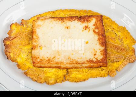 Toston plantain frit (patacon) avec fromage frit. Banque D'Images