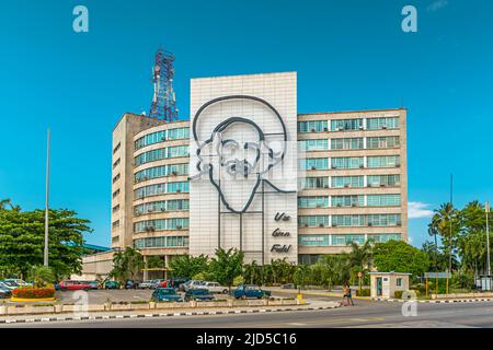 El Ministerio de Comunicaciones avec l'immense mur d'art Camilo Cienfuegos à la Plaza de la Revolucion à la Havane, Cuba Banque D'Images