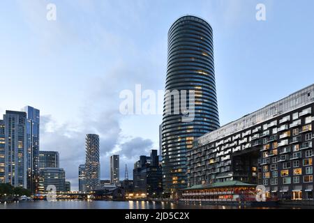 Millwall dock architecture moderne avec Baltimore Tower gratte-ciel résidentiel au crépuscule, situé sur l'île des chiens dans l'est de Londres Royaume-Uni. Banque D'Images