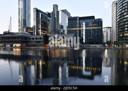 Harbour Exchange bâtiments de bureau modernes reflet crépuscule, situé à Millwall est de Londres Royaume-Uni. Banque D'Images