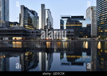 Harbour Exchange bâtiments de bureau modernes reflet crépuscule, situé à Millwall est de Londres Royaume-Uni. Banque D'Images