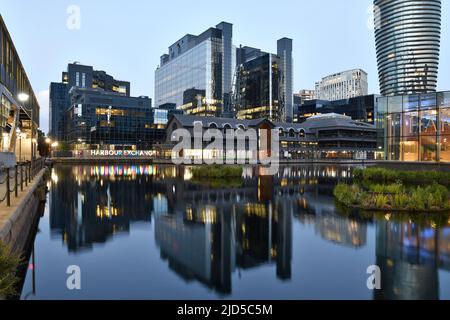 Harbour Exchange bâtiments de bureau modernes reflet crépuscule, situé à Millwall est de Londres Royaume-Uni. Banque D'Images