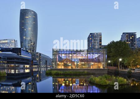 Harbour Exchange immeubles de bureaux modernes avec gratte-ciel résidentiel de Baltimore Tower au crépuscule, situé à Millwall est de Londres. Banque D'Images