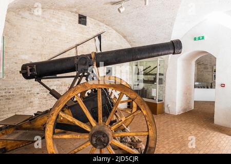 Cannon dans la forteresse de Boyen. Gizycko, Pologne, 11 juin 2022 Banque D'Images