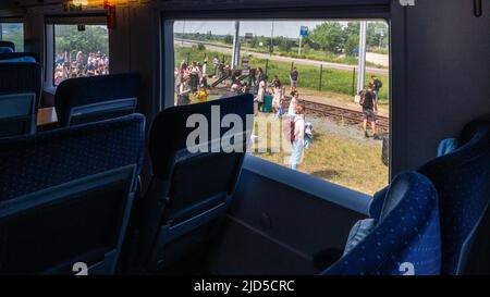 Hertogenbosch, pays-Bas. 18 juin 2022. Le jour le plus chaud de l'année jusqu'à présent, les lumières et la ventilation ont été éteintes et les passagers ont été informés que le train était cassé et qu'il ne continuerait pas. Les premiers passagers échoués du train international surpeuplé (ICE 153) qui s'arrêta juste après Hertogenbosch de la gare NS, attendant à l'extérieur entre les rails. Vu de l'intérieur du wagon sombre. Credit: Steppeland/Alay Live News Banque D'Images