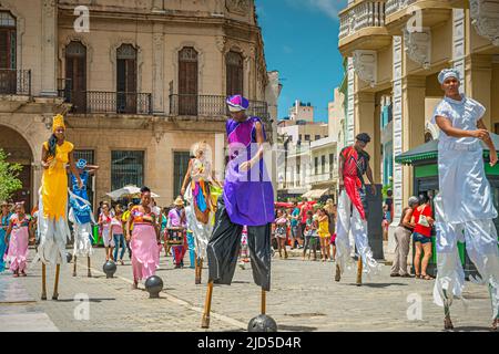 Artistes de rue dans leurs beaux et colorés costumes à la Plaza Vieja, la Havane, Cuba Banque D'Images