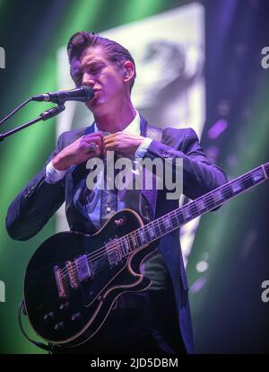GLASGOW, Royaume-Uni - 21 novembre : Alex Turner, de Arctic Monkeys, se produit à l'Hydro SSE le 21 novembre 2013 à Glasgow, en Écosse Banque D'Images