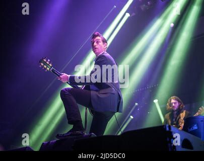 GLASGOW, Royaume-Uni - 21 novembre : Alex Turner, de Arctic Monkeys, se produit à l'Hydro SSE le 21 novembre 2013 à Glasgow, en Écosse Banque D'Images