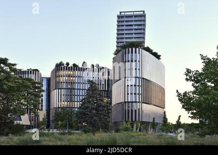 Main point Pankrac - immeuble de bureaux moderne et durable situé dans le quartier de Pankrac, à Prague, en République tchèque. Banque D'Images