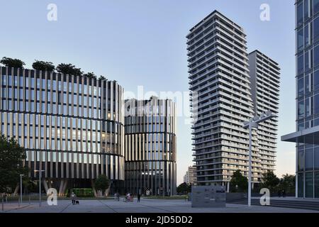 Immeuble de bureaux de 'main point Pankrac' et gratte-ciel résidentiel 'V Tower' situé dans le quartier de Pankrac à Prague en République tchèque. Banque D'Images