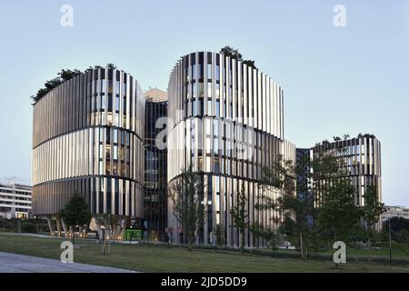 Main point Pankrac - immeuble de bureaux moderne et durable situé dans le quartier de Pankrac, à Prague, en République tchèque. Banque D'Images