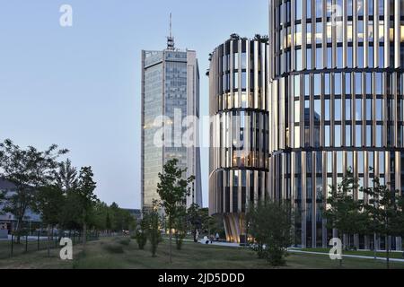 Main point Pankrac - immeuble de bureaux moderne et durable et tour de la ville d'Empiria situé dans le quartier de Pankrac à Prague en République tchèque. Banque D'Images