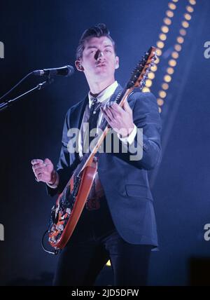 GLASGOW, Royaume-Uni - 21 novembre : Alex Turner, de Arctic Monkeys, se produit à l'Hydro SSE le 21 novembre 2013 à Glasgow, en Écosse Banque D'Images
