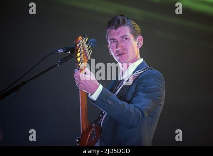 GLASGOW, Royaume-Uni - 21 novembre : Alex Turner, de Arctic Monkeys, se produit à l'Hydro SSE le 21 novembre 2013 à Glasgow, en Écosse Banque D'Images
