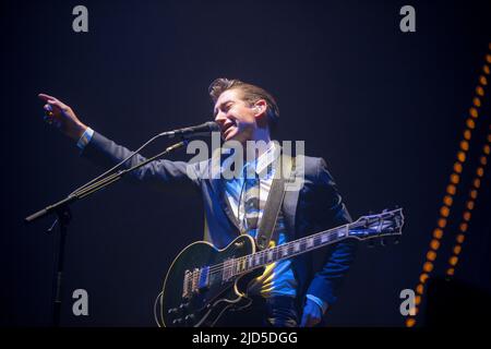 GLASGOW, Royaume-Uni - 21 novembre : Alex Turner, de Arctic Monkeys, se produit à l'Hydro SSE le 21 novembre 2013 à Glasgow, en Écosse Banque D'Images