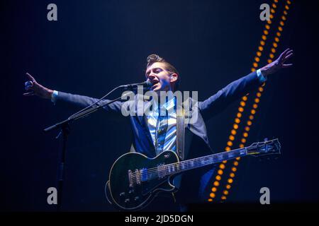 GLASGOW, Royaume-Uni - 21 novembre : Alex Turner, de Arctic Monkeys, se produit à l'Hydro SSE le 21 novembre 2013 à Glasgow, en Écosse Banque D'Images