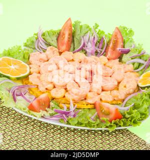 Patacón savoureux avec crevettes dans une sauce rose. Banque D'Images